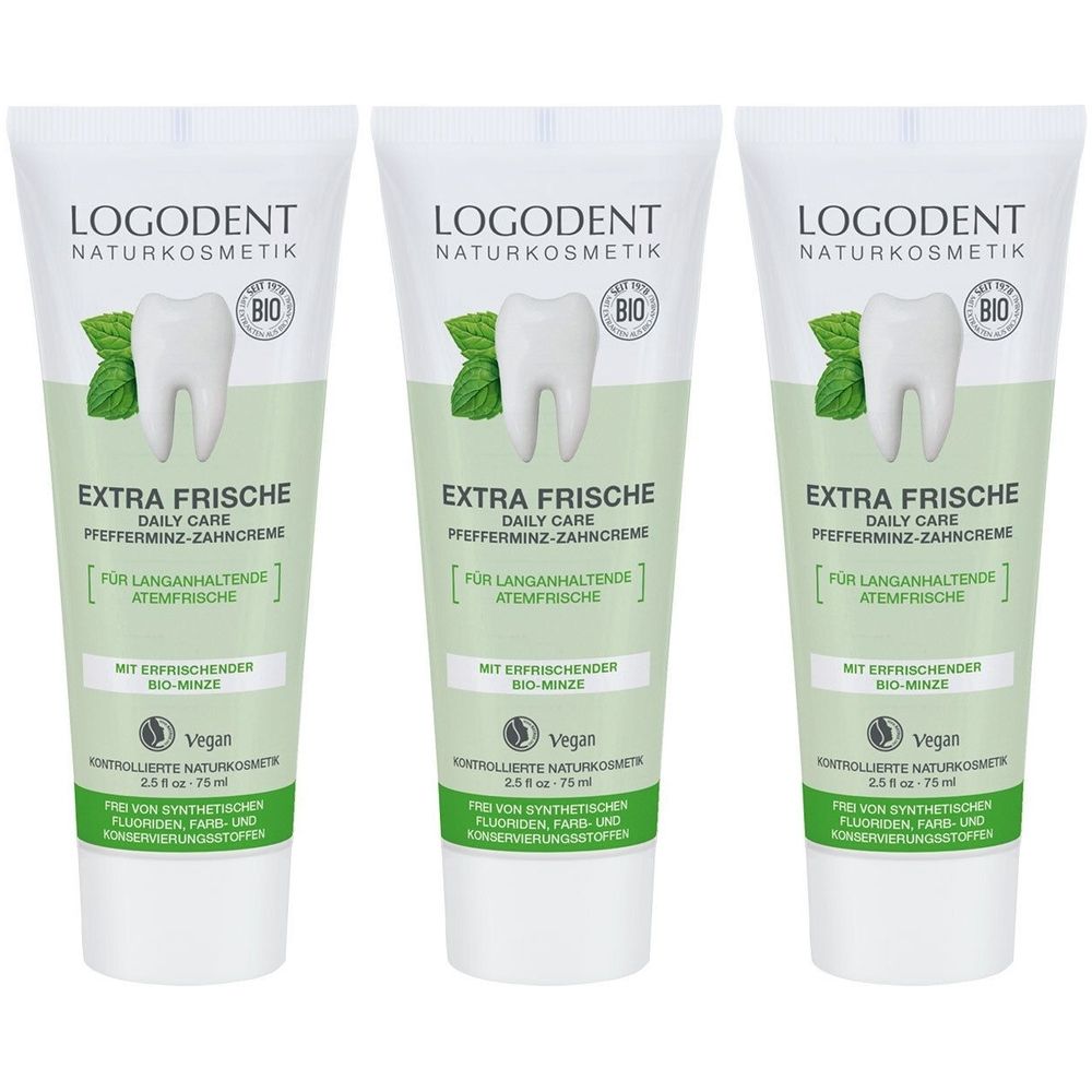 Drei Tuben Zahnpasta. Weiß-grüne Verpackung mit Logo, Zahn- und Minzblatt-Illustration. Text: Extra Frische, Daily Care.