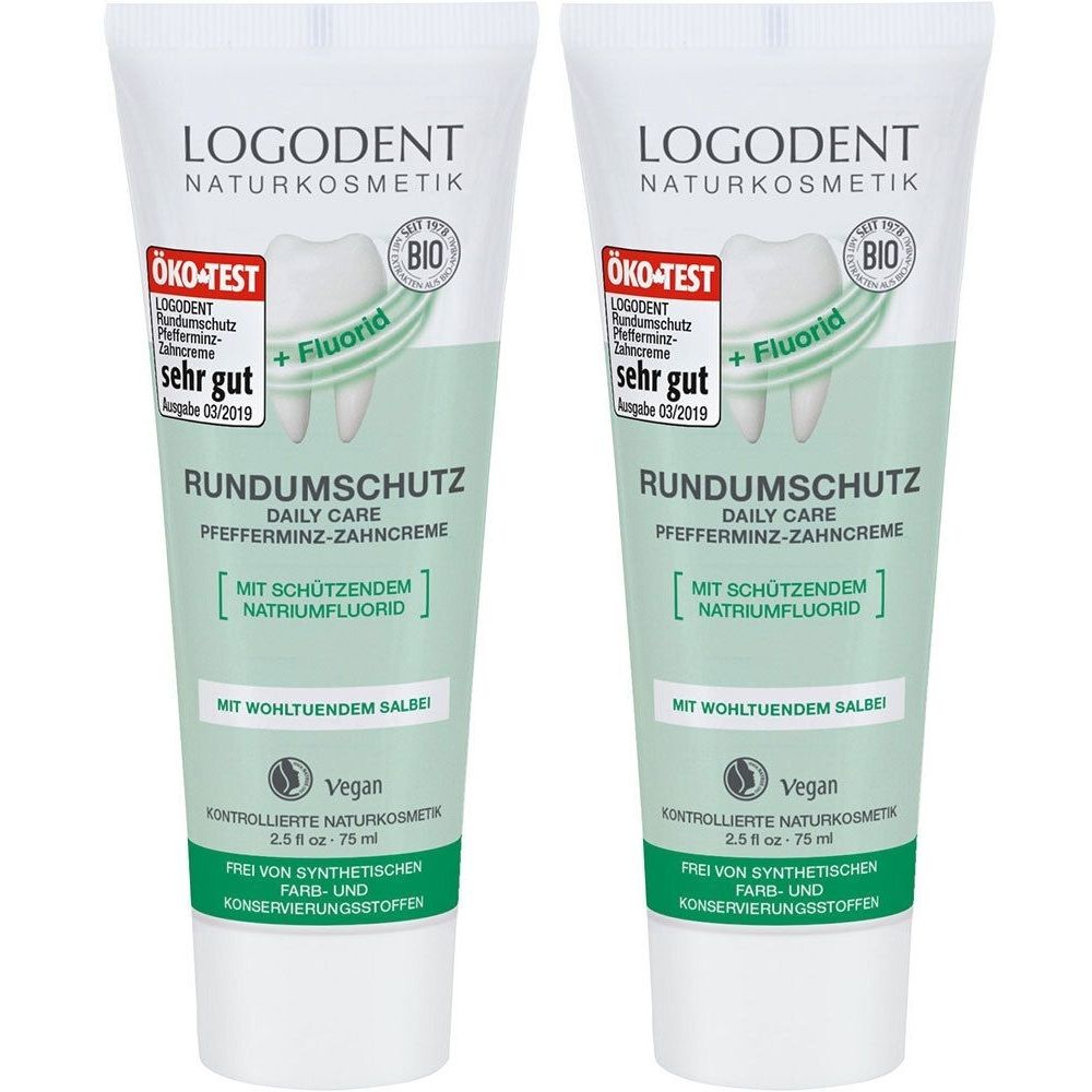 Zwei Tuben Zahnpasta. Weiß-grüne Verpackung mit Logo, Text und Öko-Test-Siegel. Enthält Fluorid. Vegan.