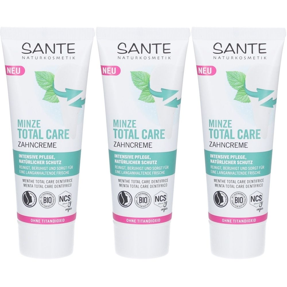 Drei Tuben SANTE Minze Total Care Zahncreme. Weiße Tuben mit grüner und türkiser Grafik. Text: Minze Total Care, intensive Pflege, natürlicher Schutz.