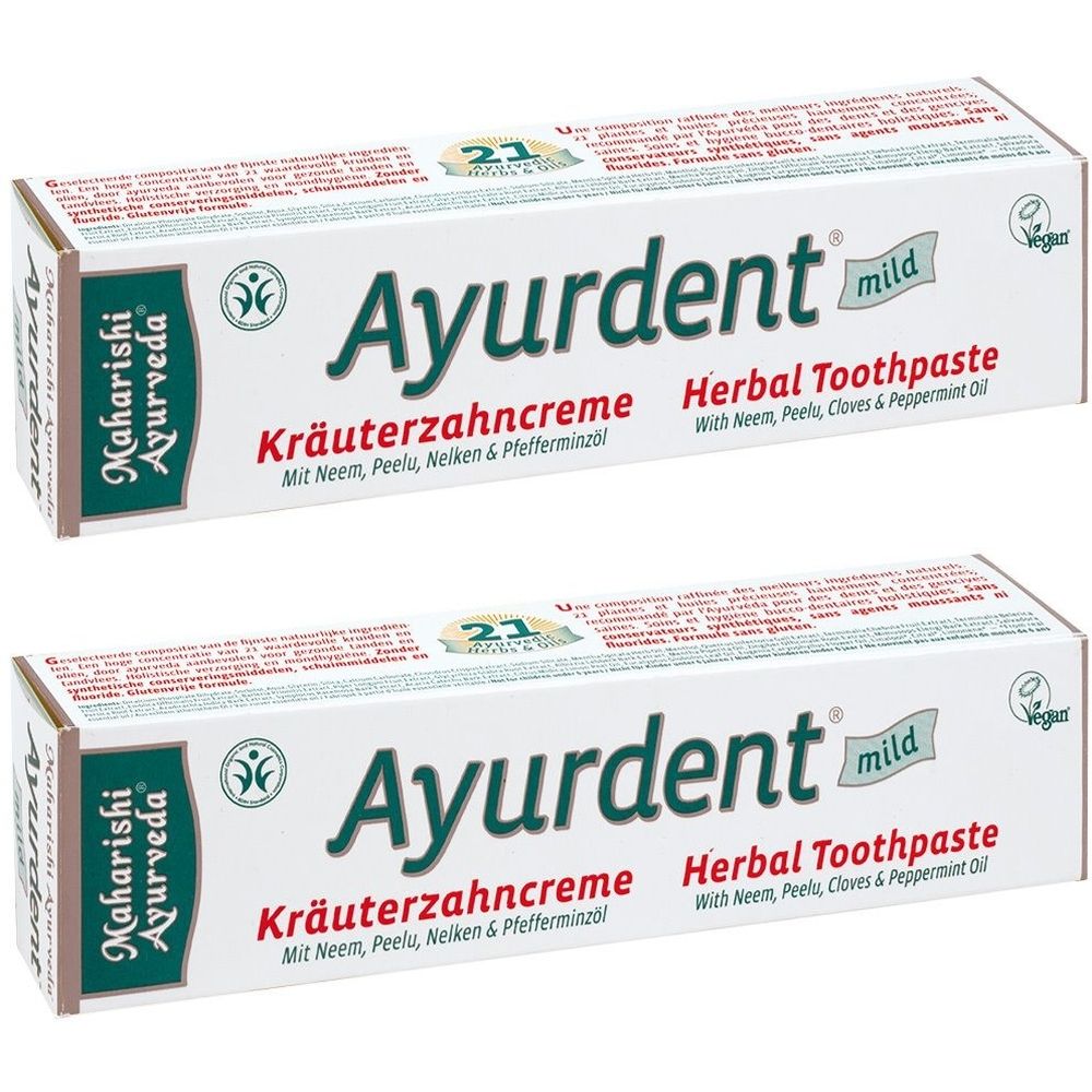 Zwei Tuben Kräuterzahncreme. Aufschrift: Ayurdent mild, Kräuterzahncreme, Herbal Toothpaste. Vegan-Siegel.