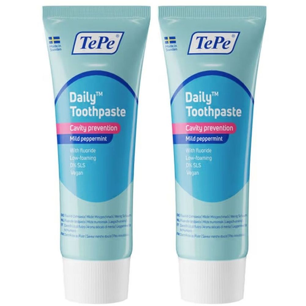 Zwei Zahnpasta-Tuben. Hellblaue Tuben mit weißem Verschluss. Aufschrift: TePe, Daily Toothpaste, Cavity prevention, Mild peppermint.