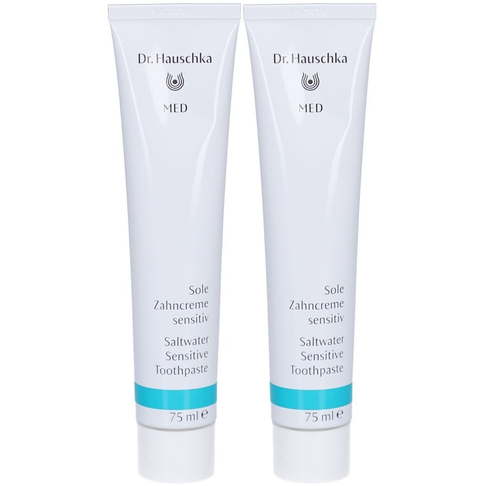 Zwei Tuben Zahnpasta. Weiß, mit blauer Schrift und Logo. Beschriftung: Sole Zahncreme sensitiv, Saltwater Sensitive Toothpaste.
