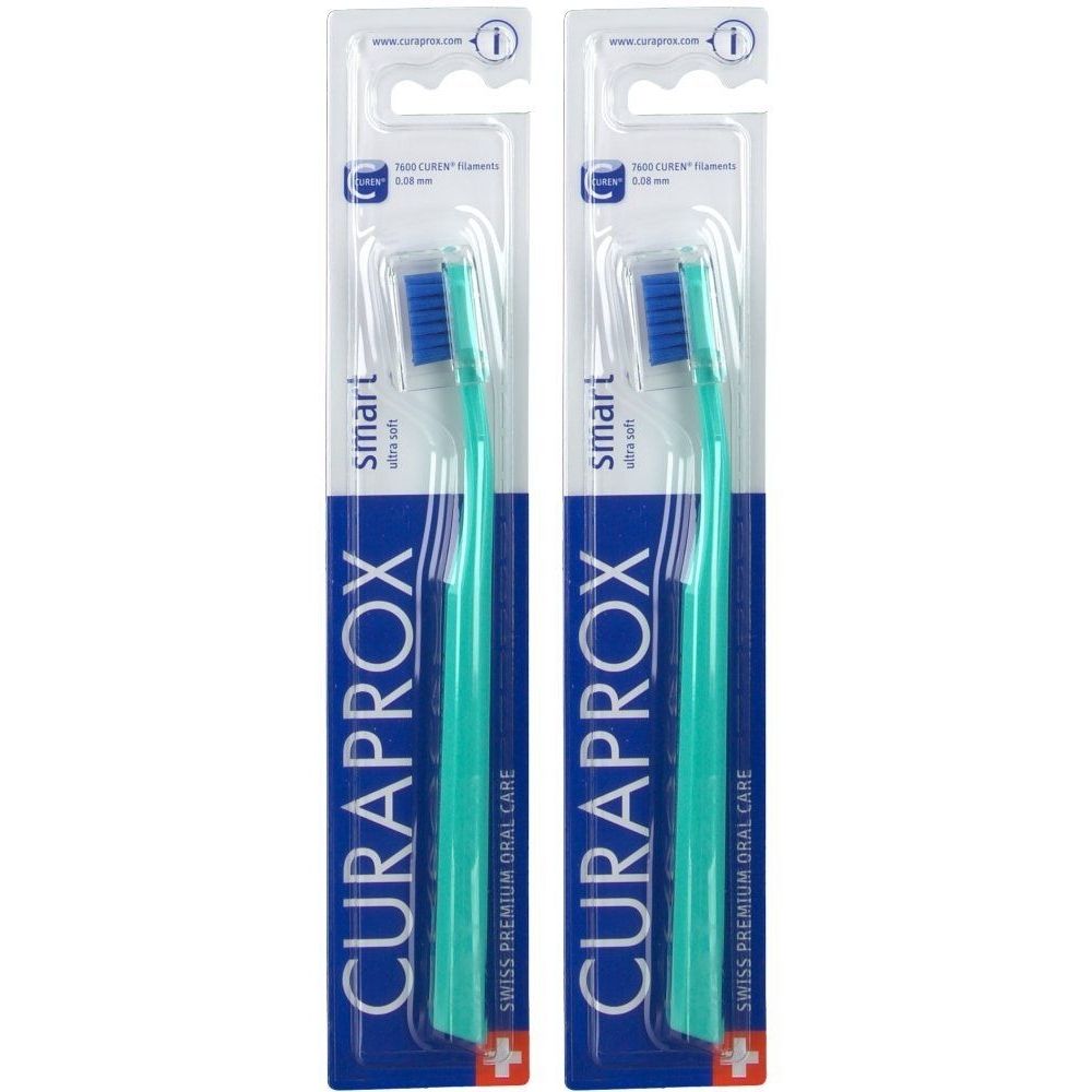 Zwei Zahnbürsten in Blisterverpackung. Türkisgrüne Griffe, blaue Borsten. Marke: Curaprox smart ultra soft.