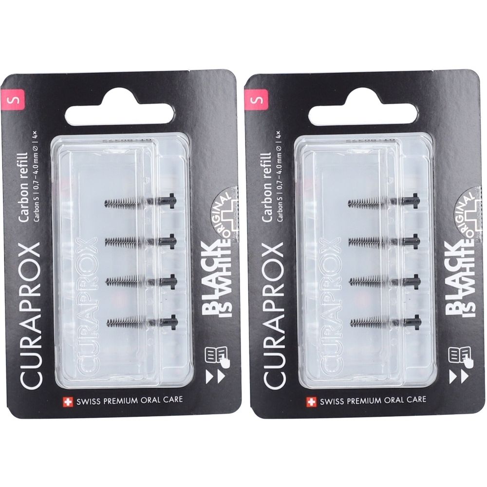 Zwei Packungen CURAPROX Carbon Refill. Jede Packung enthält vier schwarze Aufsätze in einer transparenten Blisterverpackung. Schwarze Verpackung mit Text.