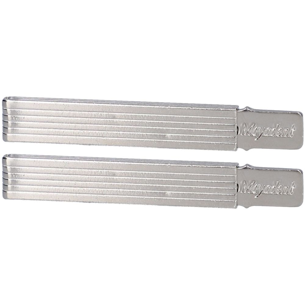 Zwei flache, silberfarbene Zahnstocher mit geriffelter Oberfläche. Am Ende ist der Schriftzug "Mayadent" zu sehen.