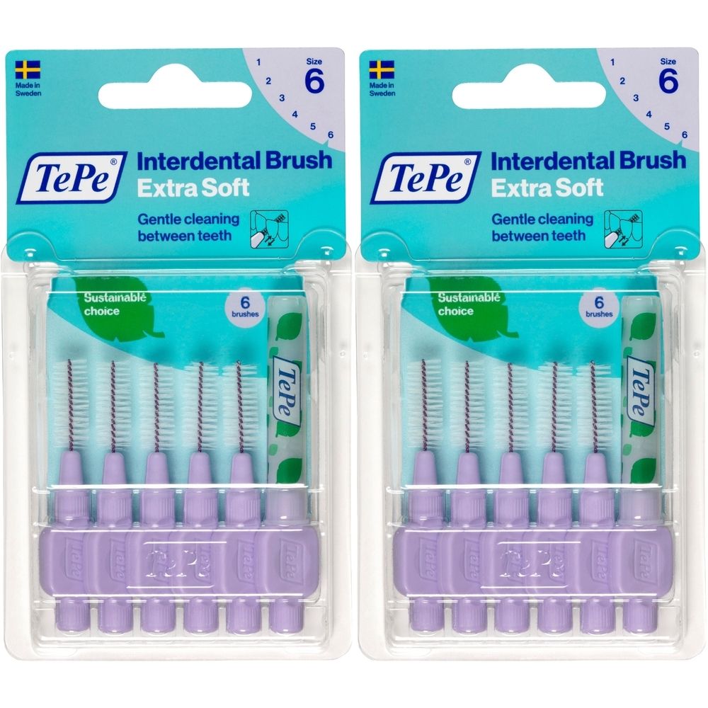 Zwei Packungen Interdentalbürsten. Jede Packung enthält sechs Bürsten. Lila Griffe, hellgraue Borsten. Verpackung mit Produktnamen.