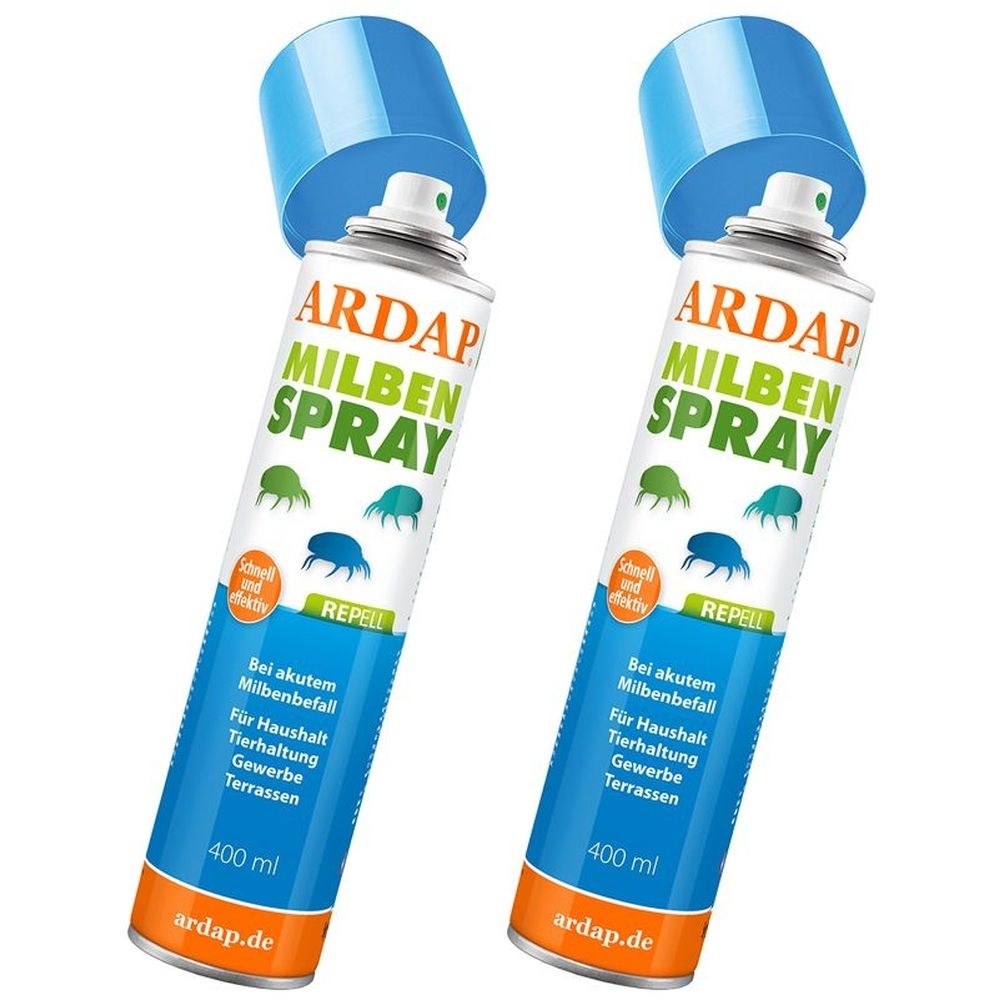 Zwei Sprühdosen mit blauem Deckel. Aufschrift: ARDAP MILBEN SPRAY. Text und Abbildungen von Milben. Orangefarbener und blauer Hintergrund.