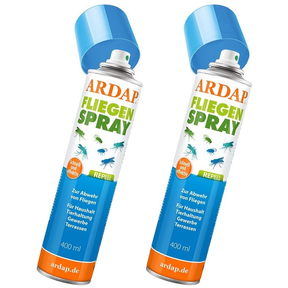 Zwei Sprühdosen mit blauem Deckel. Aufschrift: ARDAP FLIEGEN SPRAY. Text: Zur Abwehr von Fliegen. 400 ml. Logo: ardap.de.