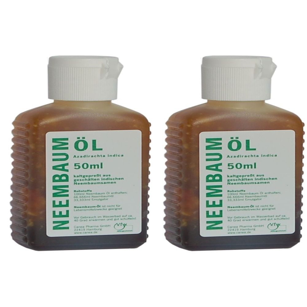 Zwei Flaschen mit braunem Öl. Aufschrift: Neembaum, Öl, 50ml. Weiße Kappe. Grüne Schrift auf weißem Etikett.