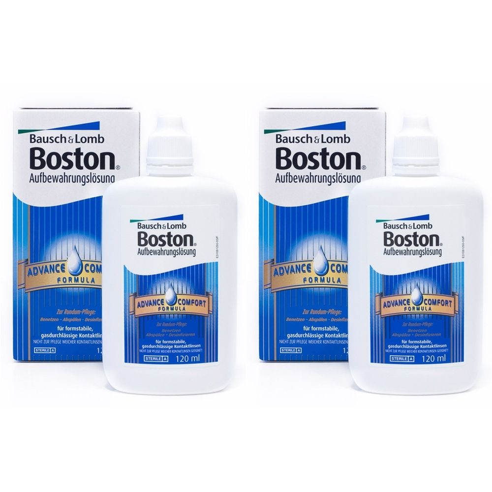Zwei Flaschen und zwei Kartons Boston Aufbewahrungslösung. Weiße Flaschen mit blauem Etikett und weißem Deckel. Kartons mit Logo.