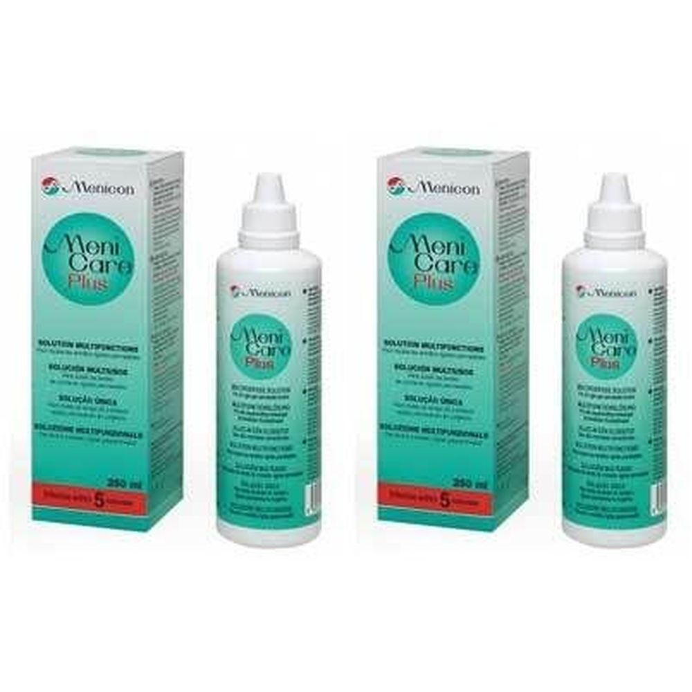 Zwei Flaschen und zwei Schachteln Meni Care Plus Kontaktlinsenpflegemittel. Aufschrift: Menicon, Meni Care Plus, 250 ml.