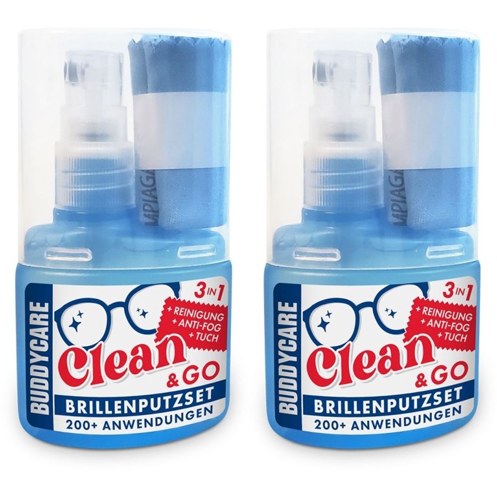 Zwei BUDDYCARE Clean & Go Brillenputzsets. Jedes Set enthält eine blaue Flasche mit Sprühkopf, ein Mikrofasertuch und ist 3-in-1.