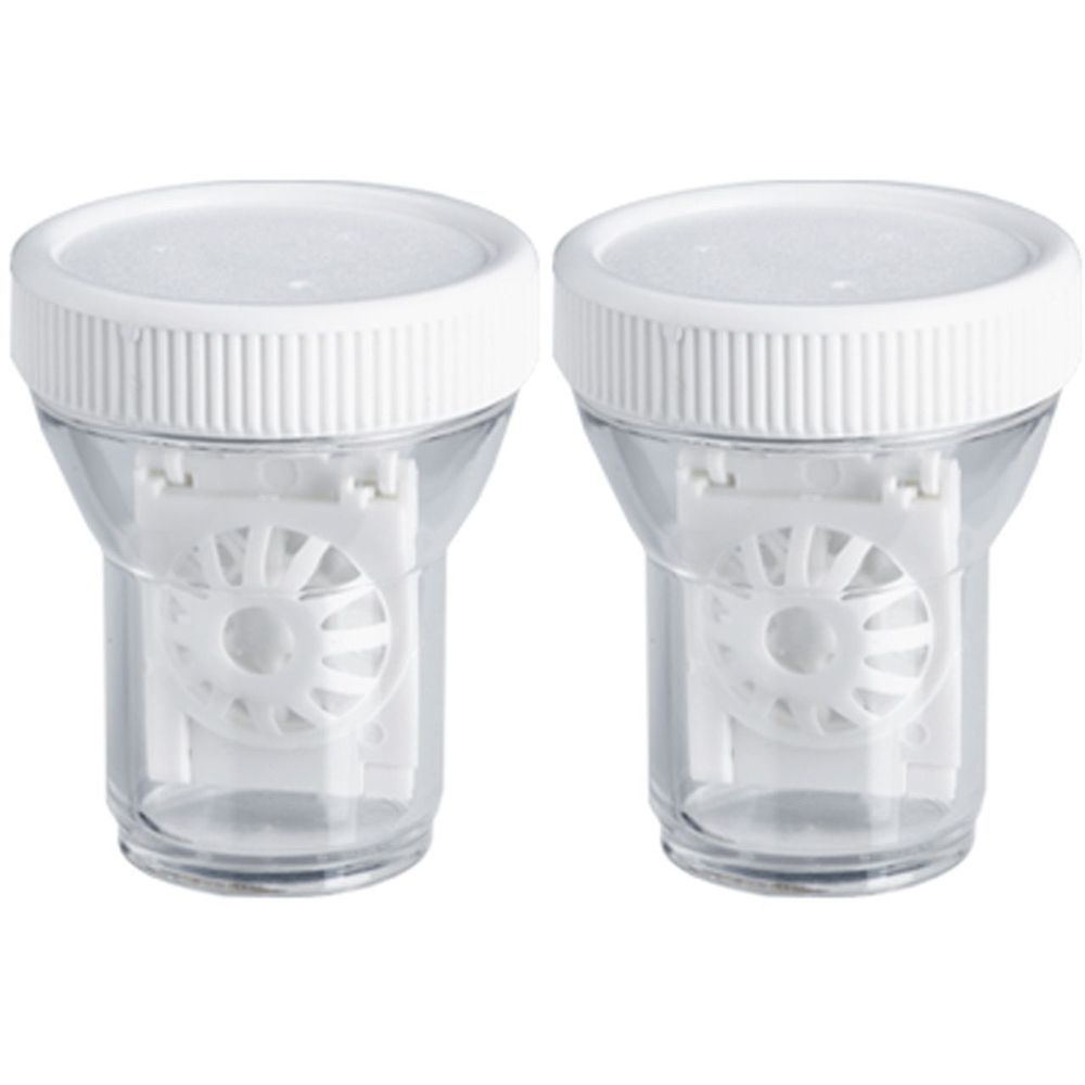 Zwei transparente Behälter mit weißen Deckeln und Halterungen. Die Deckel sind geriffelt.