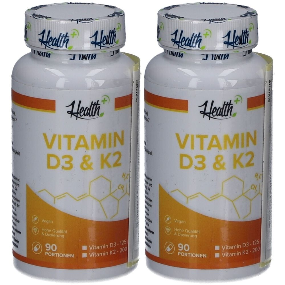 Zwei weiße Flaschen mit gelben Etiketten. Aufschrift: Vitamin D3 & K2. Marke: Health+. Enthält 90 Portionen. Vegan.