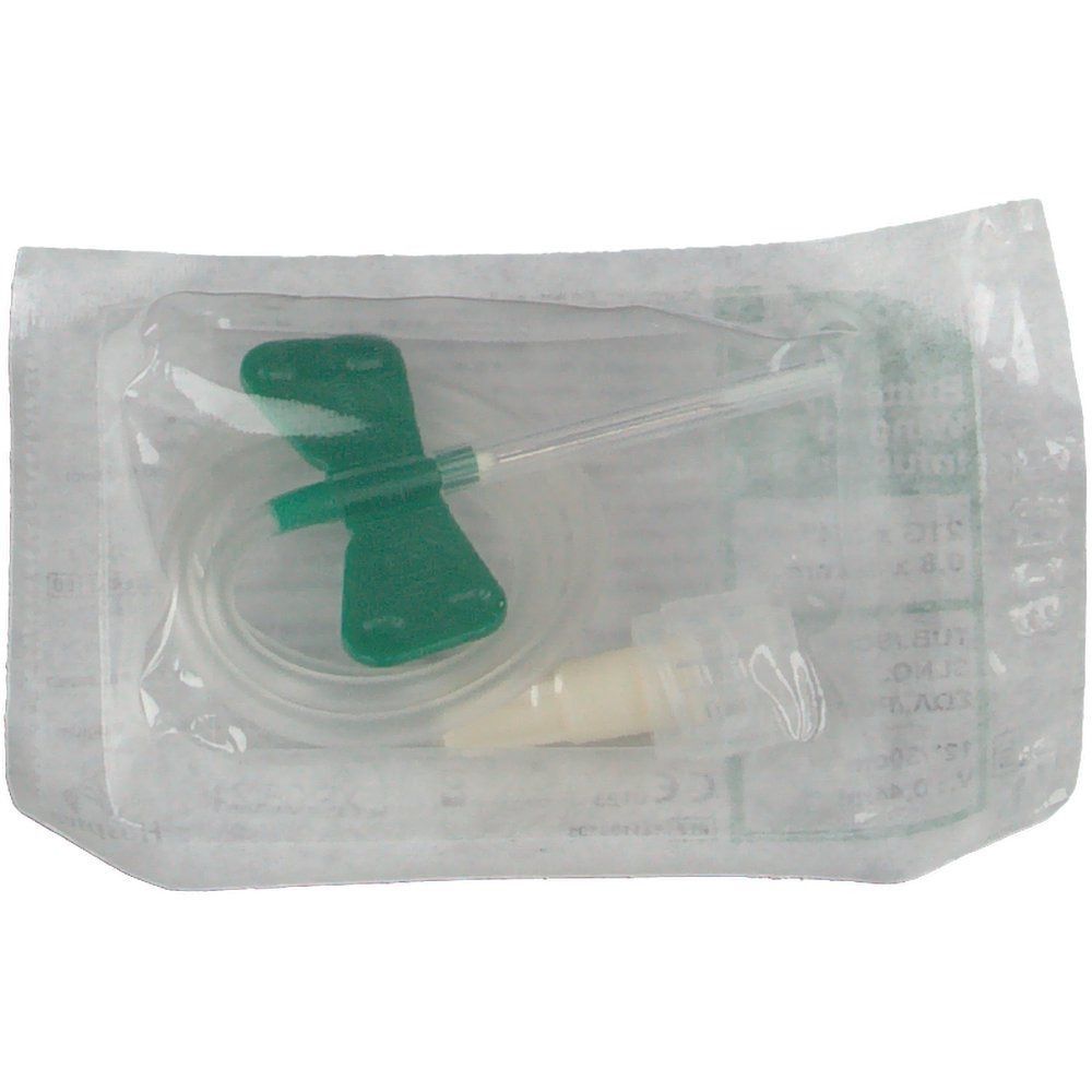 Flügelkanüle in steriler Verpackung. Grün gefärbte Flügel, transparenter Schlauch und Konnektor. Produkt in Folienverpackung.