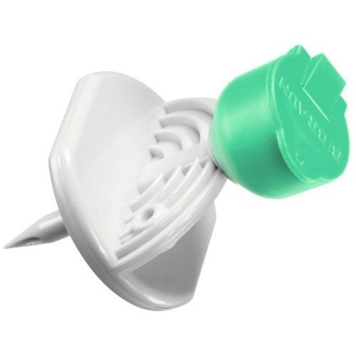 Medizinprodukt. Weißes Kunststoffteil mit Nadel und grünem Verschluss. Auf dem Verschluss steht "B BRAUN".