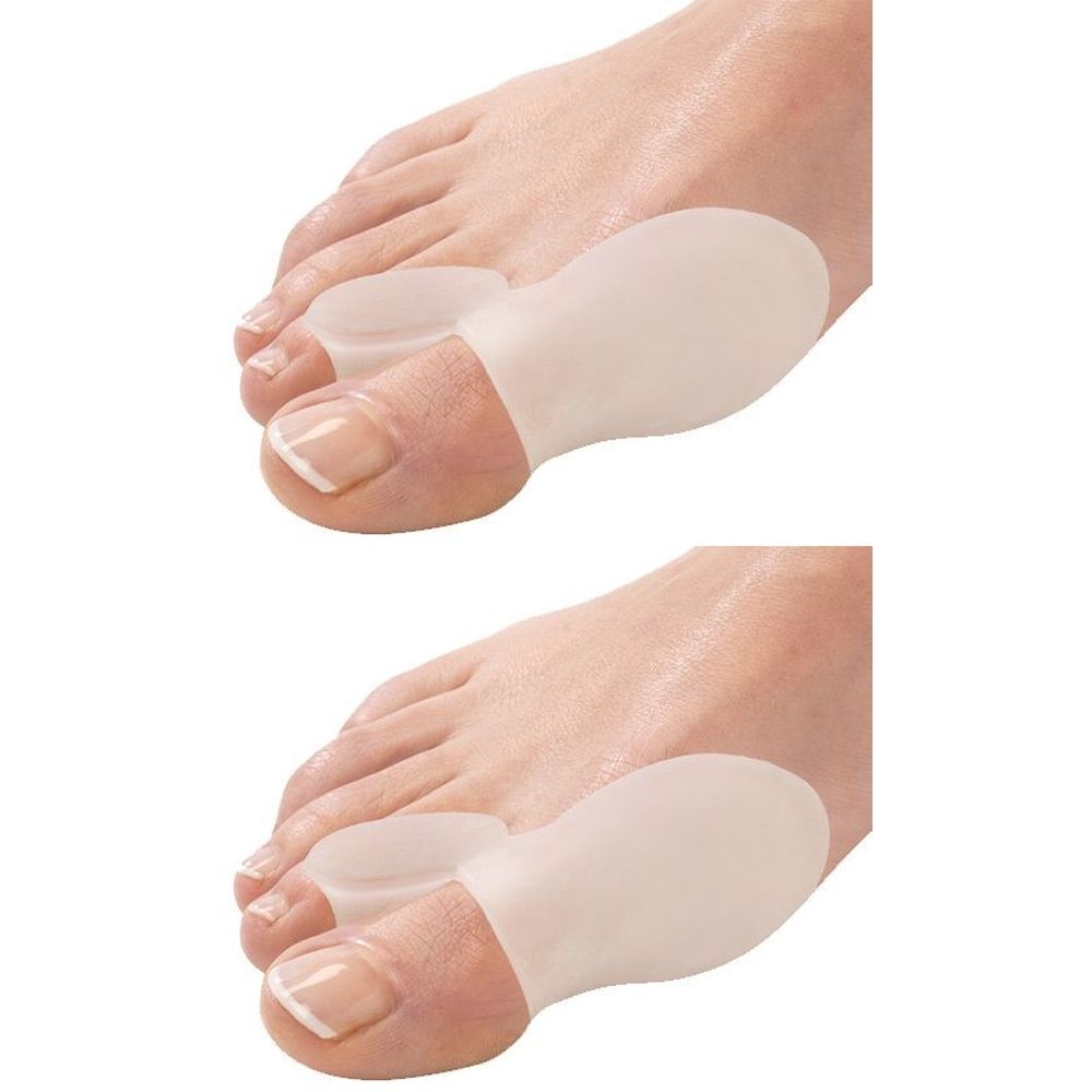 Zwei Füße mit Zehenspreizern. Die Zehenspreizer sind beige und umschließen den großen Zeh und den danebenliegenden Zeh.