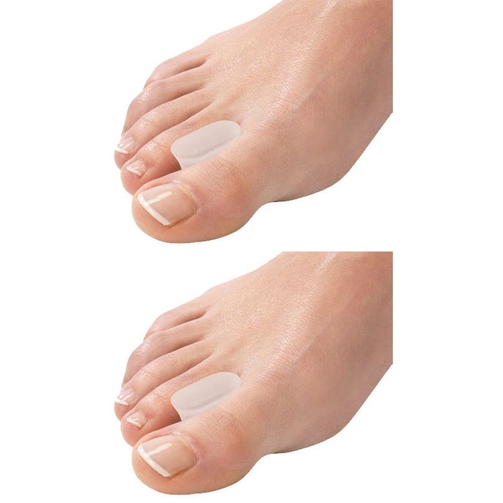 Zwei Füße mit Zehenspreizern. Die Zehenspreizer sind aus transparentem Material und zwischen den Zehen platziert.