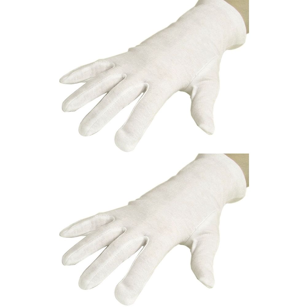 Zwei weiße Baumwollhandschuhe, Größe 10, auf hellem Hintergrund. Die Handschuhe sind auf einer Hand angezogen.