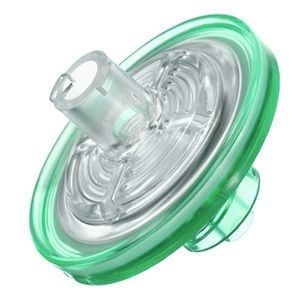 Medizinischer Filter mit grünem Rand und transparentem Gehäuse. Sichtbare Anschlüsse.