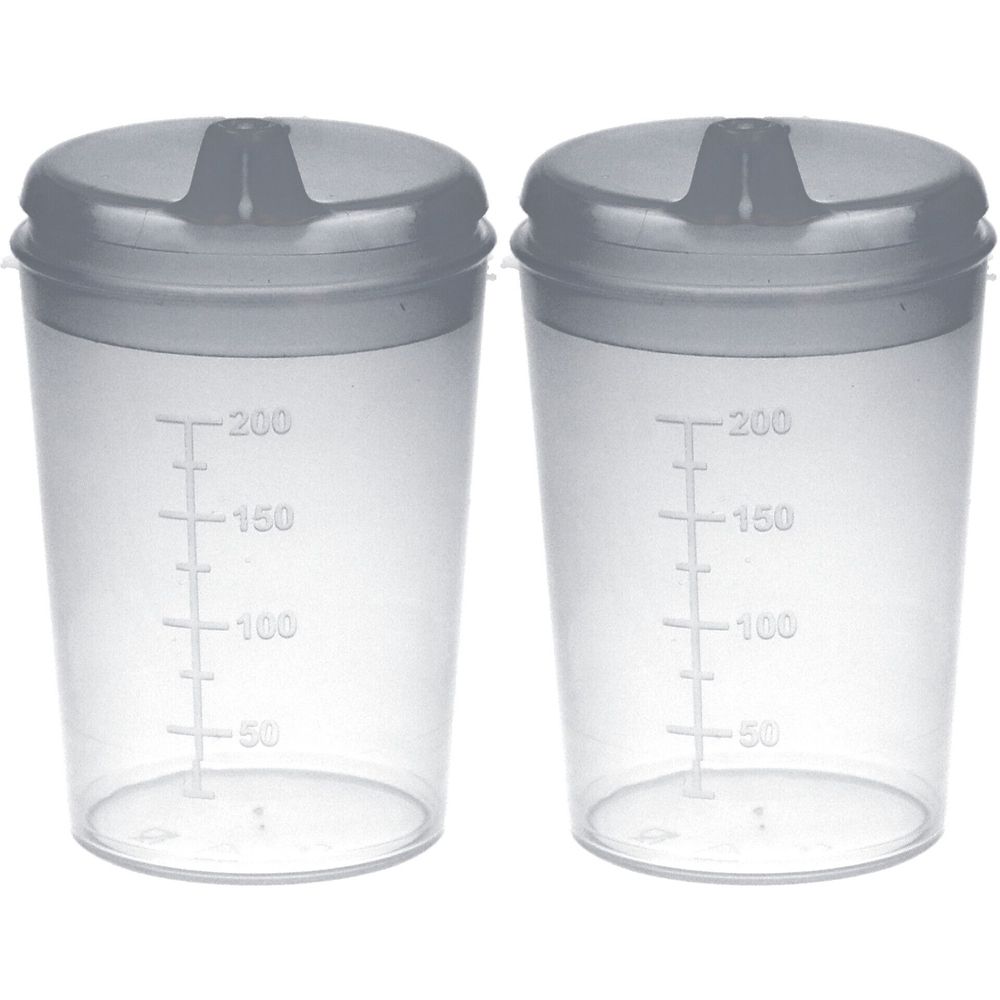 Zwei transparente Schnabelbecher mit grauen Deckeln. Skala bis 200 ml. Kunststoffbecher.