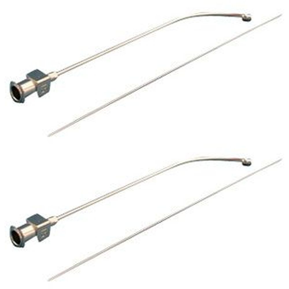 Zwei gebogene Kanülen mit Metallanschluss und Nadel. Die Kanülen sind silberfarben.