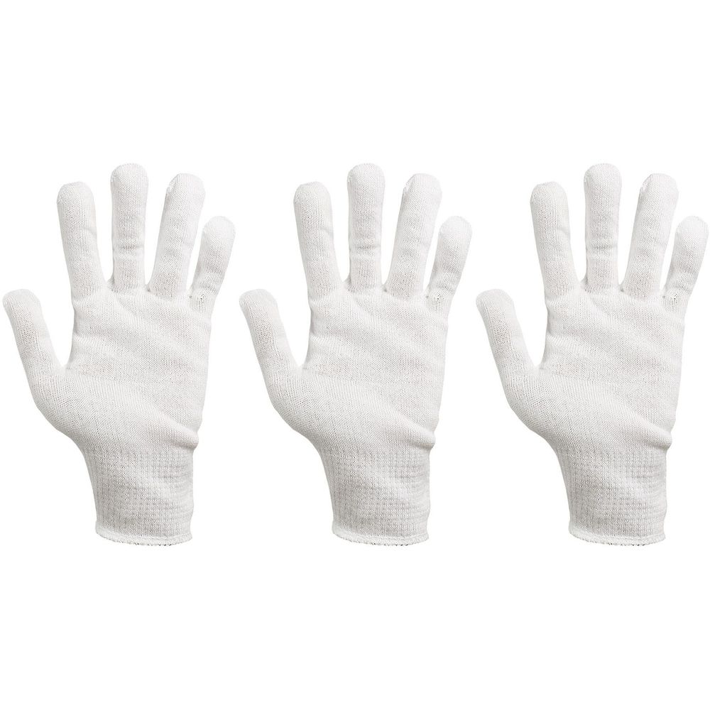 Drei weiße Baumwollstrickhandschuhe mit kurzer Stulpe. Die Handschuhe sind nebeneinander angeordnet.