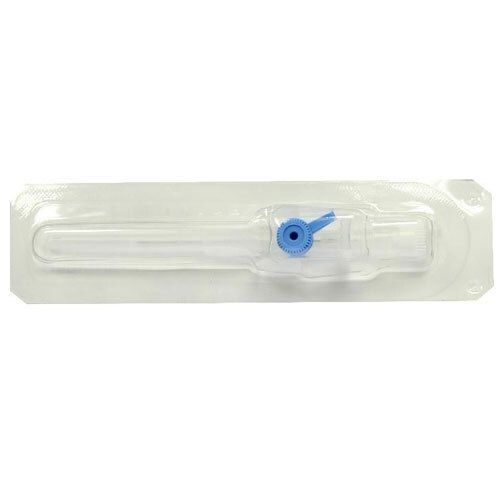 Verweilkanüle in steriler Verpackung. Kanüle mit blauem Verschluss. Transparente Verpackung.