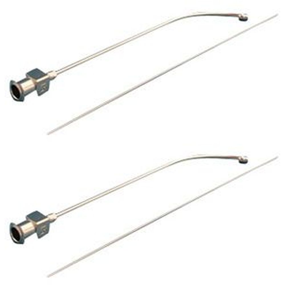 Zwei gebogene Kanülen mit Metallanschluss und langer Nadel. Die Nadeln sind gebogen und haben eine Spitze.