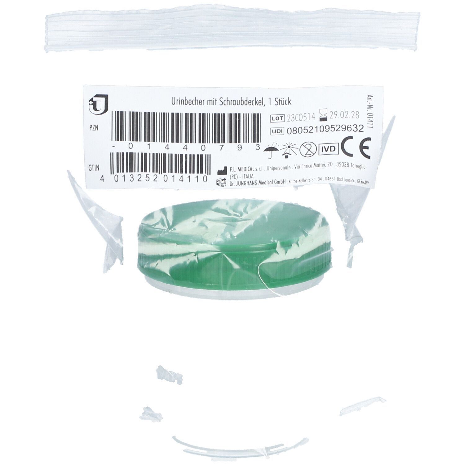 Urinbecher mit Schraubdeckel in Folienverpackung. Grün-weißer Becher, weißes Etikett mit Text und Barcode. CE-Kennzeichnung.
