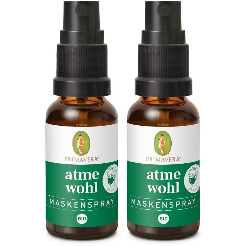 Zwei Sprühflaschen mit braunem Glas und schwarzem Sprühkopf. Etikett mit grüner Schrift: atme wohl Maskenspray bio. Marke Primavera.