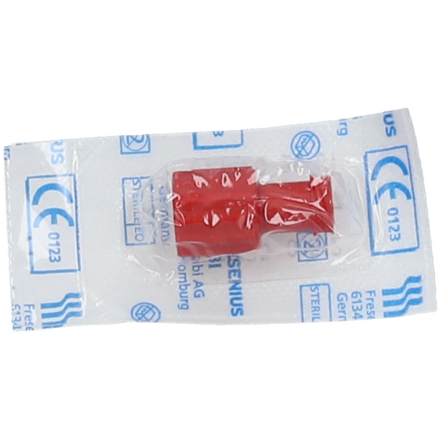Roter Luer-Lock-Stopfen in steriler Verpackung. Mit CE-Kennzeichnung. Hersteller: Fresenius. Sichtbare Schriftzüge.