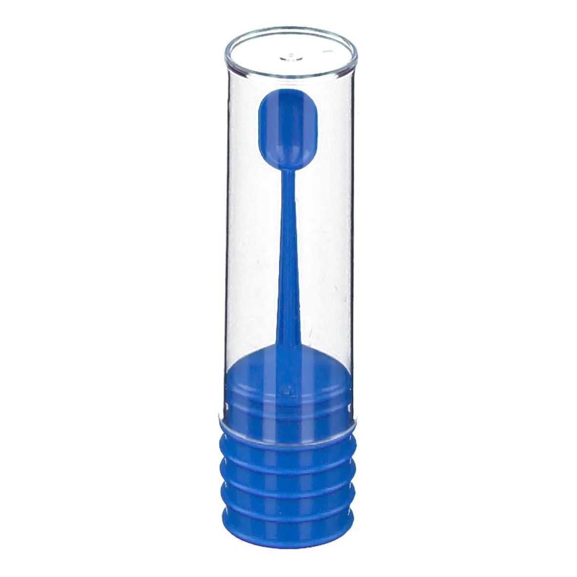 Blaues Stuhluntersuchungsröhrchen mit Löffel in einem transparenten Behälter. Der Behälter hat einen blauen, geriffelten Boden.