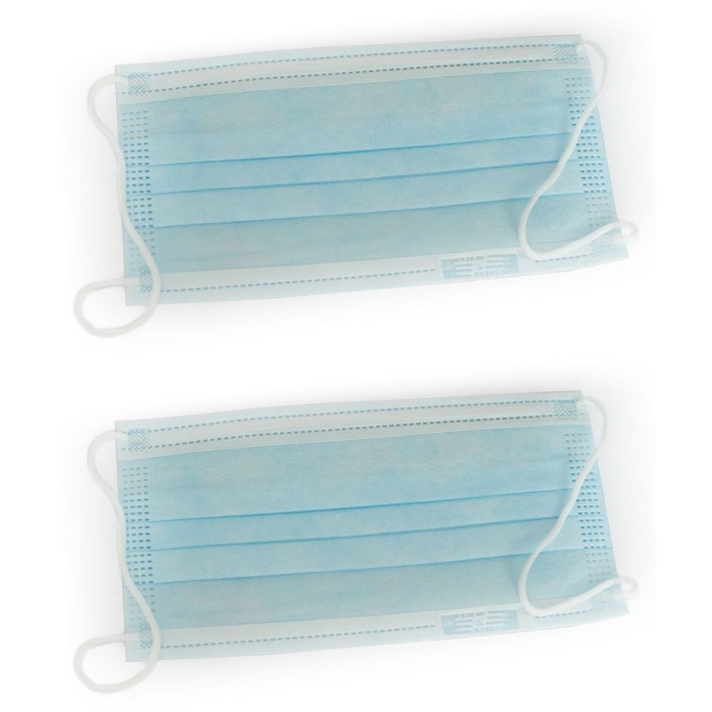 Zwei blaue OP-Masken mit Ohrenschlaufen und Nasenbügel. Die Masken liegen nebeneinander auf weißem Hintergrund.