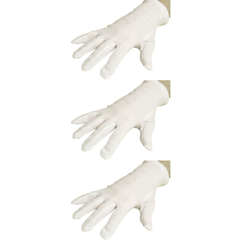 Drei weiße Baumwollhandschuhe, Größe 13, auf einem Arm. Die Handschuhe sind aus Stoff und haben eine glatte Oberfläche.