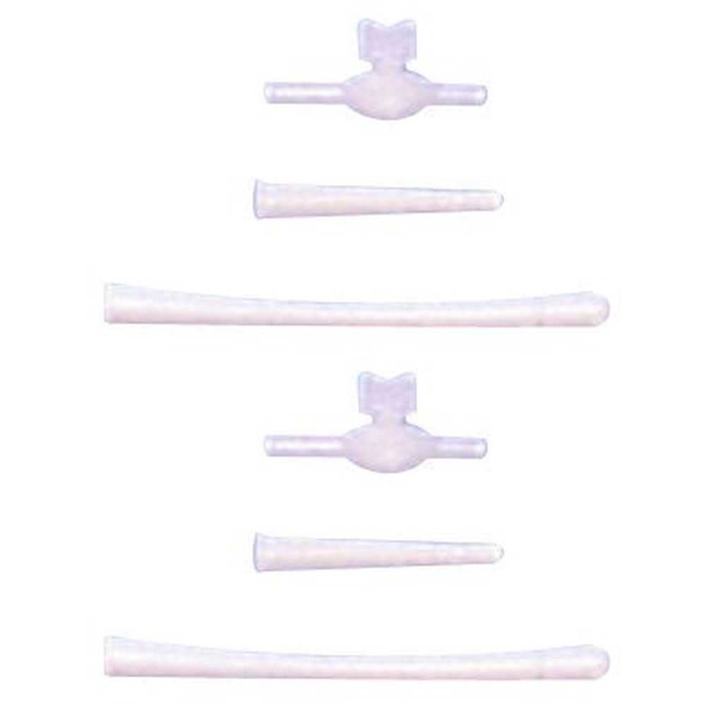 Mehrteiliges medizinisches Zubehör. Es zeigt zwei Teile mit Flügeln und drei längliche, konische Teile. Alle Teile sind weiß.
