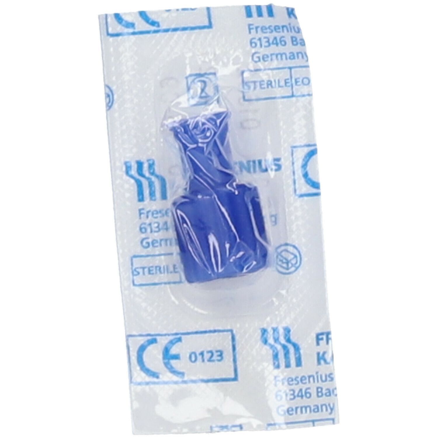 Blauer Kombistopfen LuerLock in steriler Verpackung. Sichtbar ist das CE-Zeichen und die Aufschrift Fresenius.