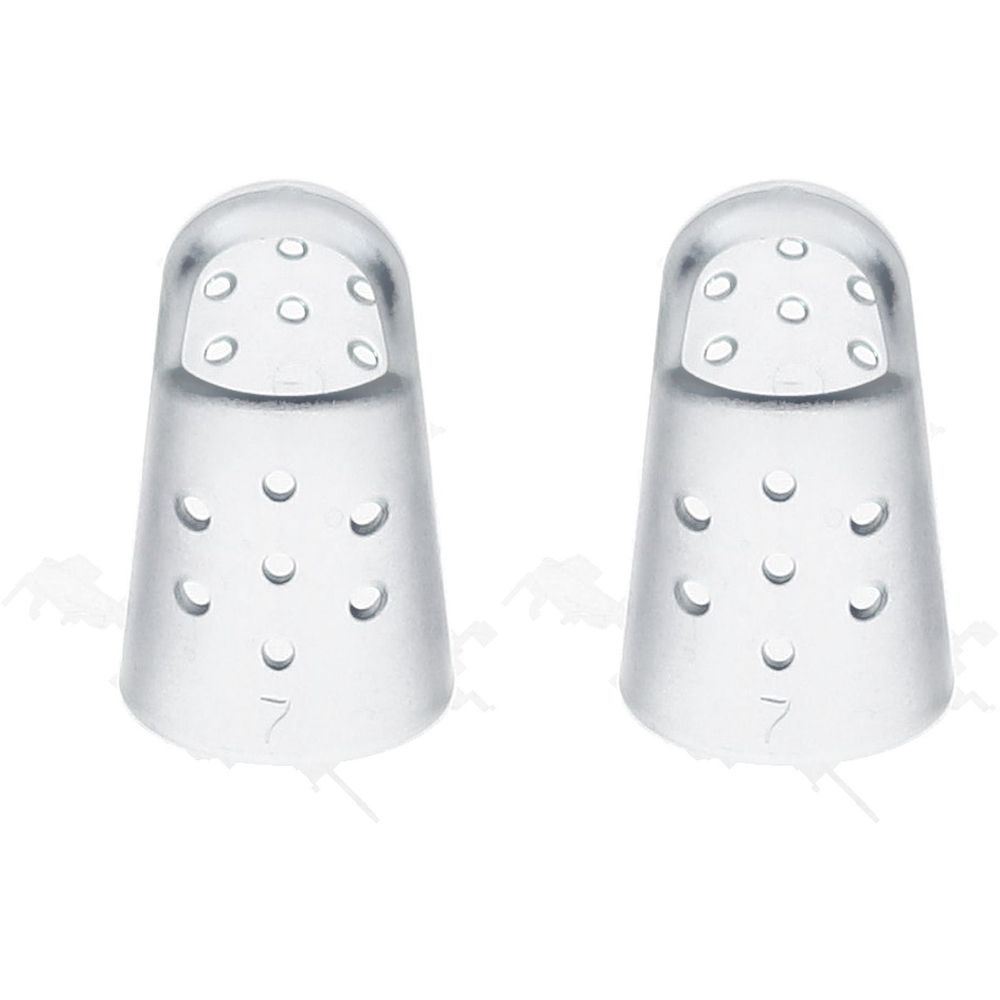 Zwei transparente, konische Fingerlinge mit Löchern. Auf einem ist die Zahl 7 sichtbar.