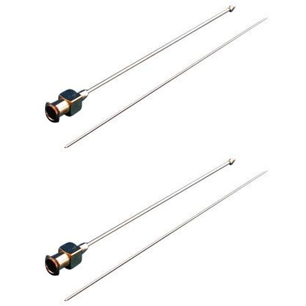 Zwei medizinische Kanülen mit Metallschaft und -spitze. An einem Ende ein Anschlussstück mit brauner und silberner Farbe.