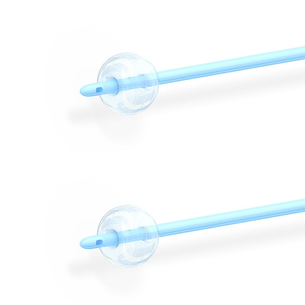 Zwei Katheter mit transparentem Ballon und hellblauem Schlauch. Der Ballon ist rund und der Schlauch hat eine Öffnung.