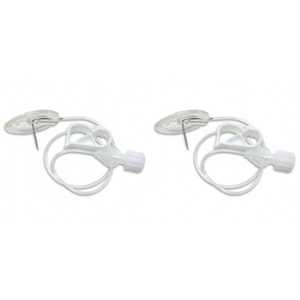 Zwei medizinische Portkanülen. Jede Kanüle hat eine transparente, runde Basis, eine Nadel und einen weißen Schlauch.