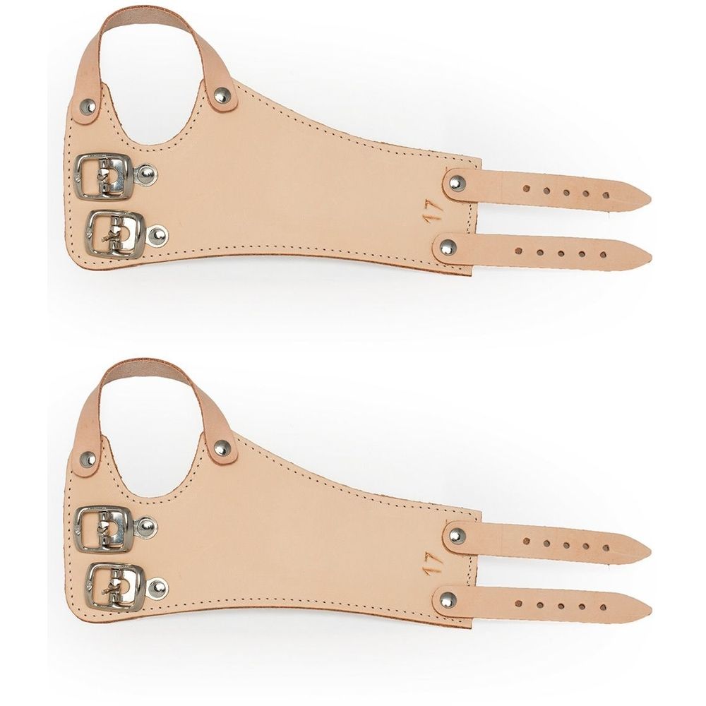 Zwei Leder-Handgelenkriemen mit Daumenschlaufe, zwei Schnallen und verstellbaren Riemen. Beige Farbe, auf weißem Hintergrund.