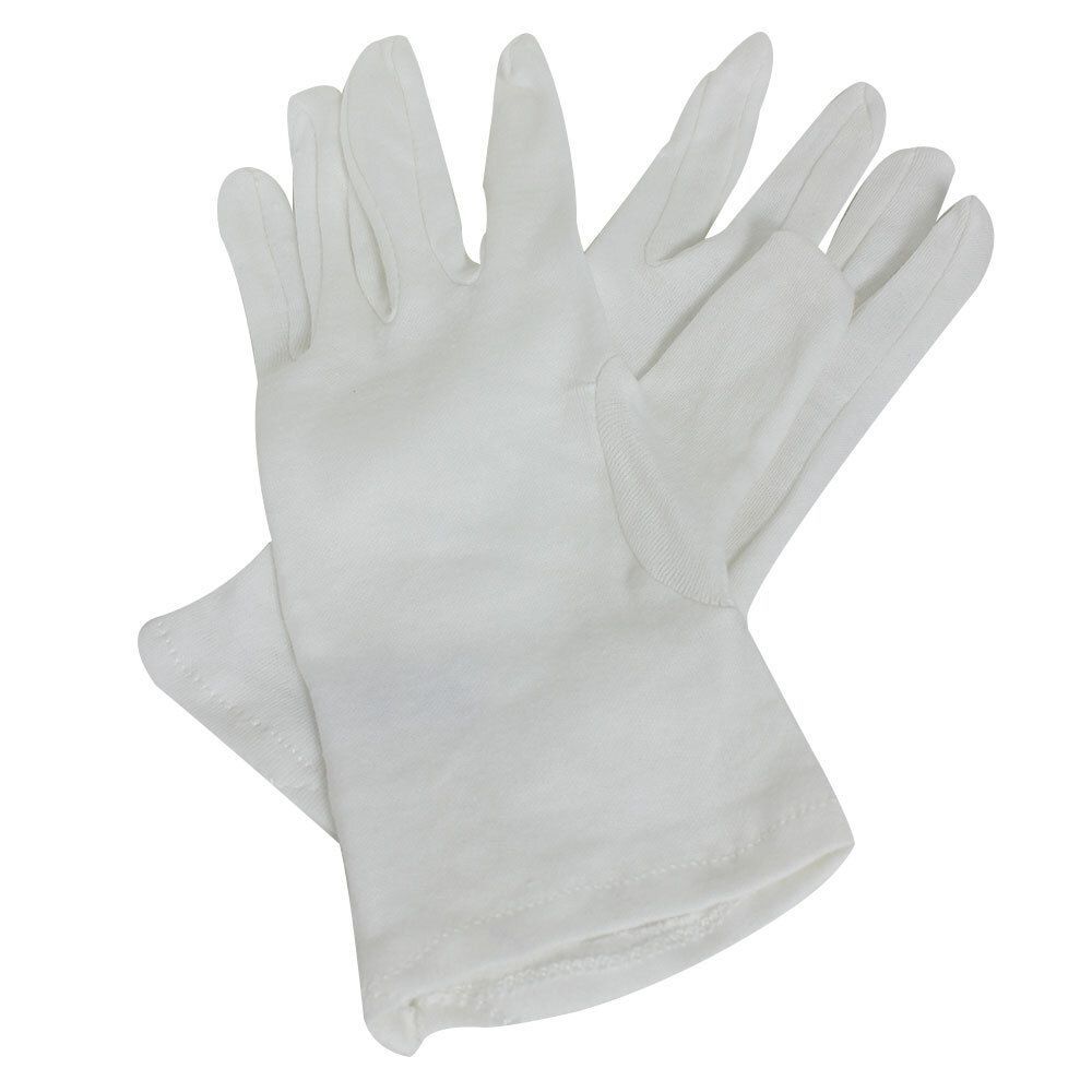 Weiße Baumwoll-Zwirnhandschuhe. Zwei Handschuhe, einer über dem anderen. Deutlich erkennbar sind die Finger und die Handfläche.