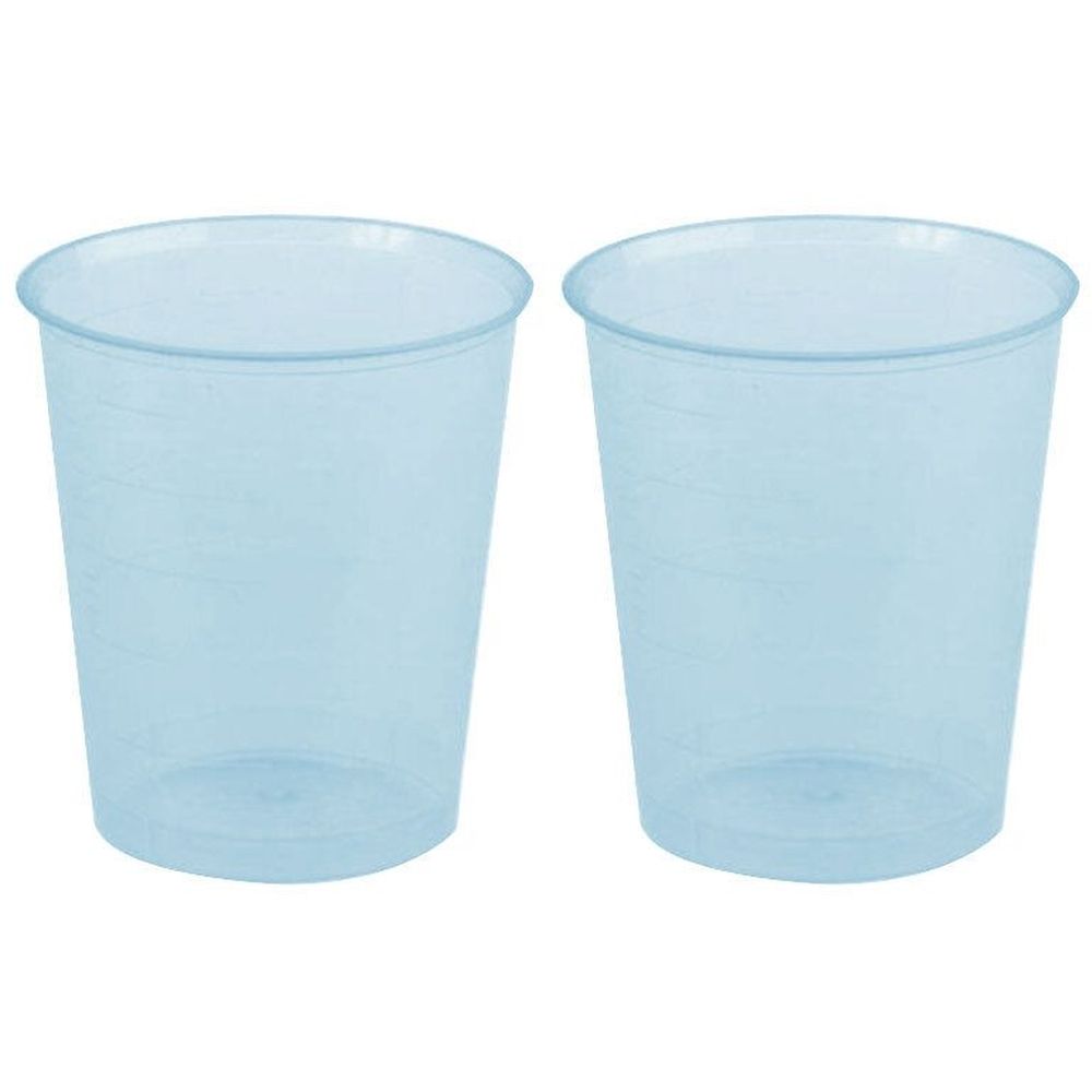 Zwei hellblaue, transparente Kunststoffbecher mit Messskala. Zylindrische Form mit abgerundetem Rand.