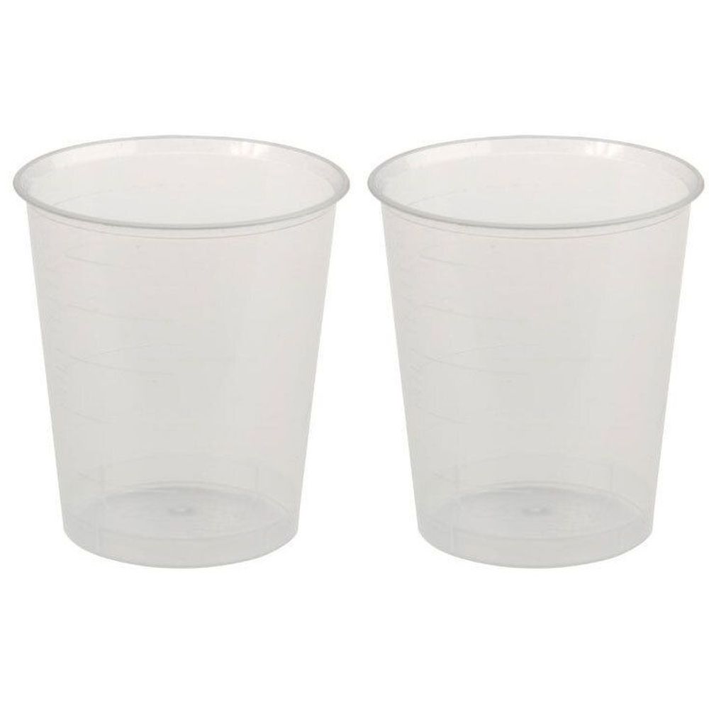 Zwei transparente Kunststoffbecher. Konische Form mit Messskala. Offene Oberseite mit abgerundetem Rand.