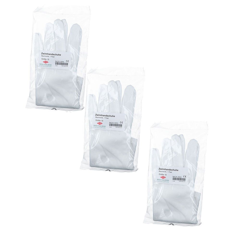 Drei weiße Zwirnhandschuhe aus Baumwoll-Trikot, verpackt in transparenten Beuteln. Auf jedem Beutel befindet sich ein Etikett.