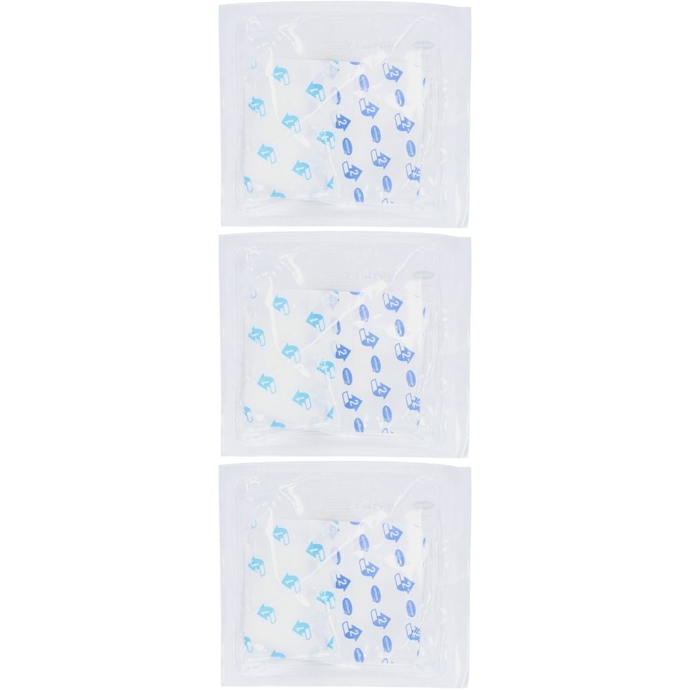 Drei einzeln verpackte medizinische Kompressen. Jede Kompresse ist in einer transparenten Folie eingeschweißt.