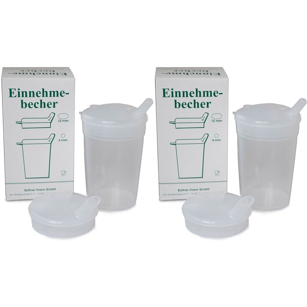 Zwei Trinkbecher mit Deckel und Strohhalm, neben zwei Produktverpackungen. Auf den Verpackungen steht "Einnehmebecher".