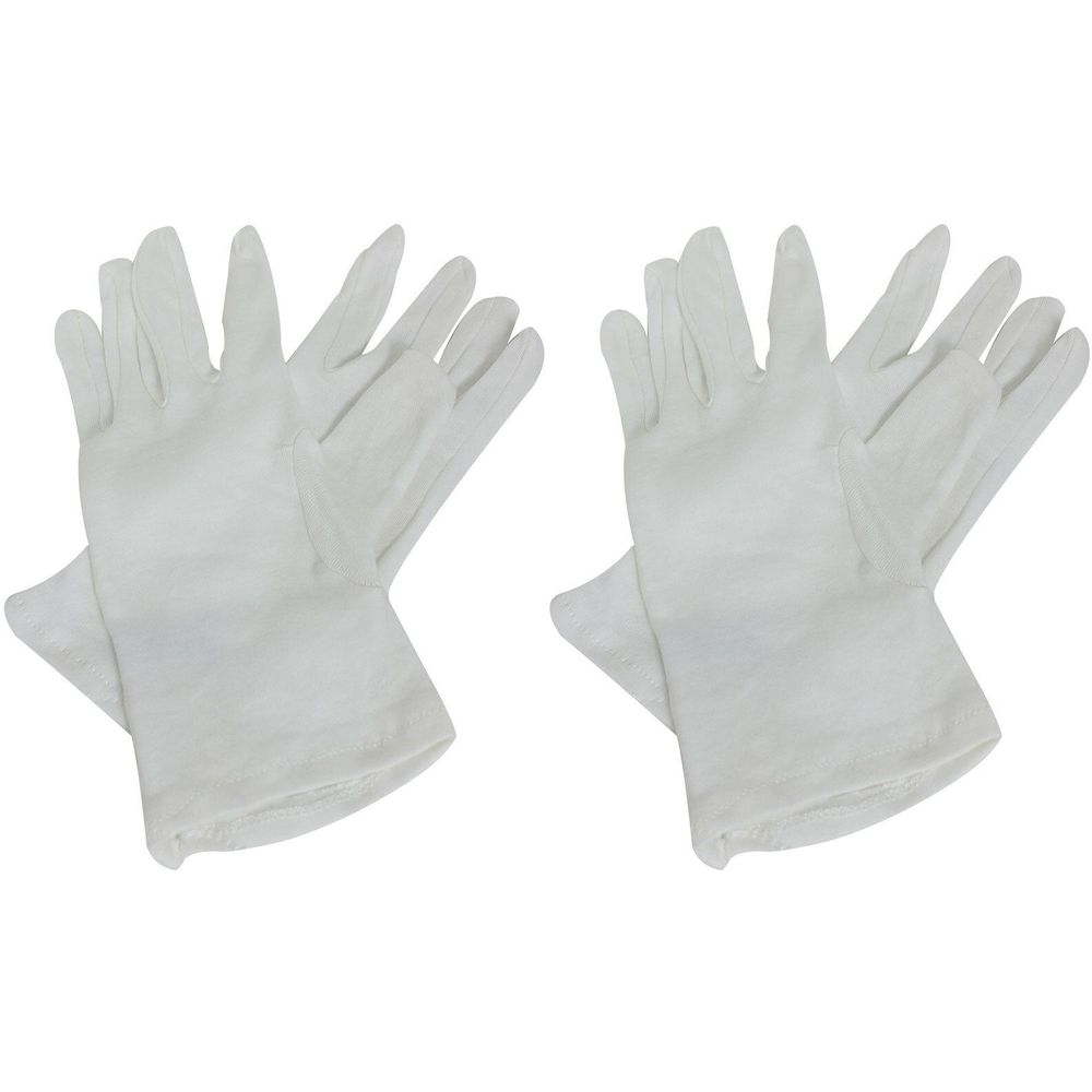 Zwei weiße Baumwoll-Trikothandschuhe. Jeder Handschuh hat eine Manschette und fünf Finger. Auf weißem Hintergrund.