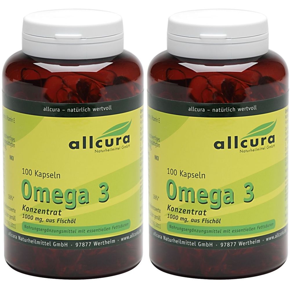 Zwei Flaschen mit Omega 3 Kapseln. Aufschrift: allcura, Omega 3 Konzentrat, 100 Kapseln. Braune Flaschen, weiße Deckel, gelbes Etikett.